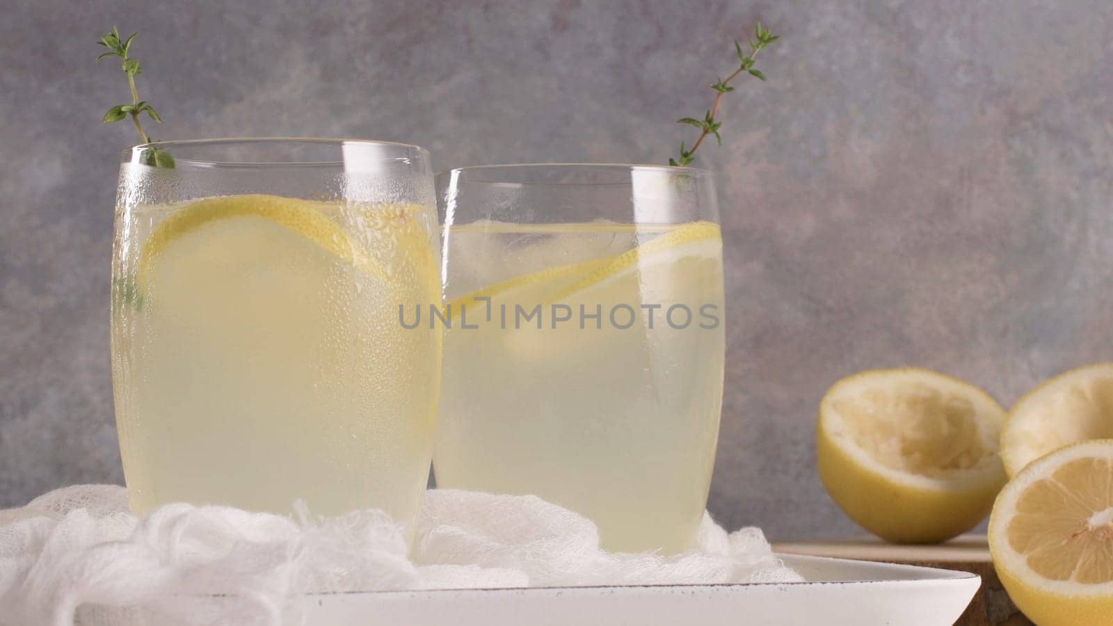 Cold lemonade by homydesign
