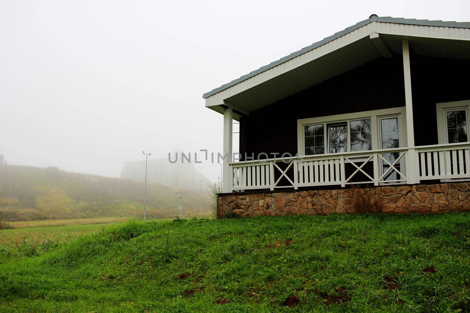 Photo landscape house in the fog. Calmness. Pacification. Suburban leisurely life.