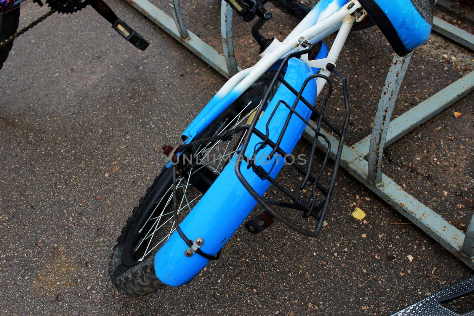 Photo a parked blue children bike. Entertainment by electrovenik
