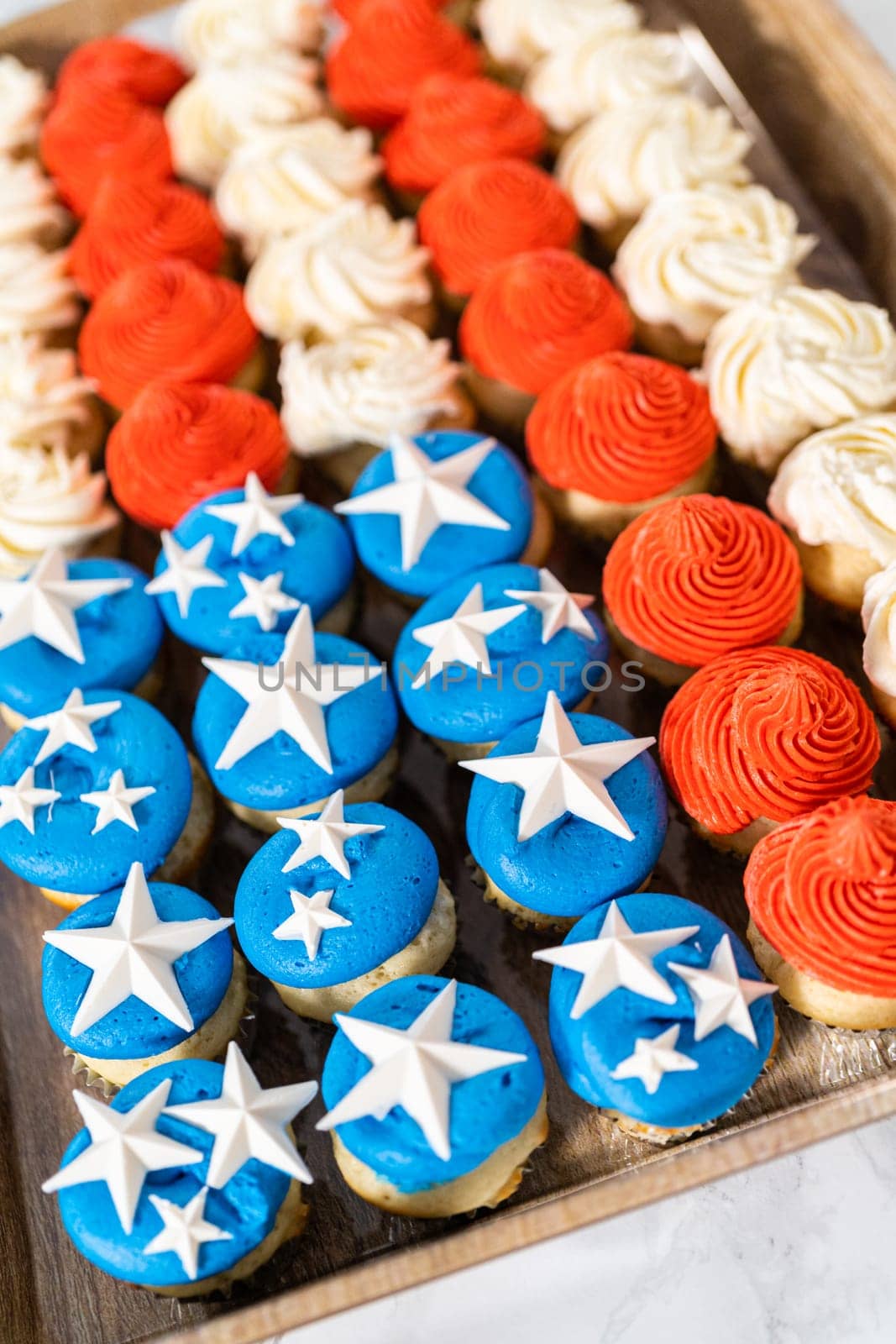 American Flag Mini Cupcakes by arinahabich