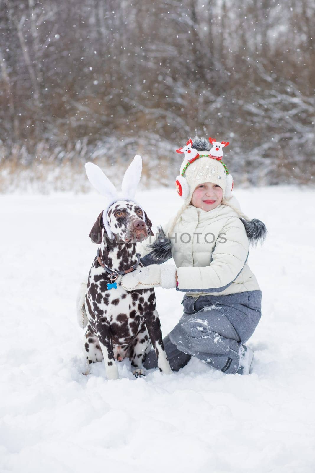 Girl wearing new year headband on labrador near blurred mother and dad at home, banner