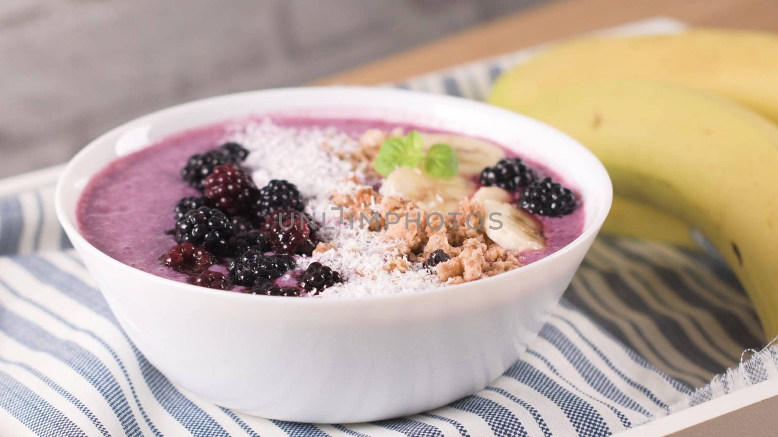 Blueberry smoothie bowl by homydesign