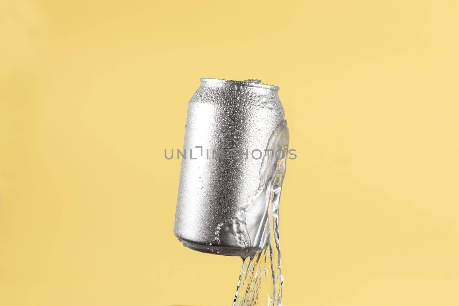 Aluminium beer or soda drinking can with water splash