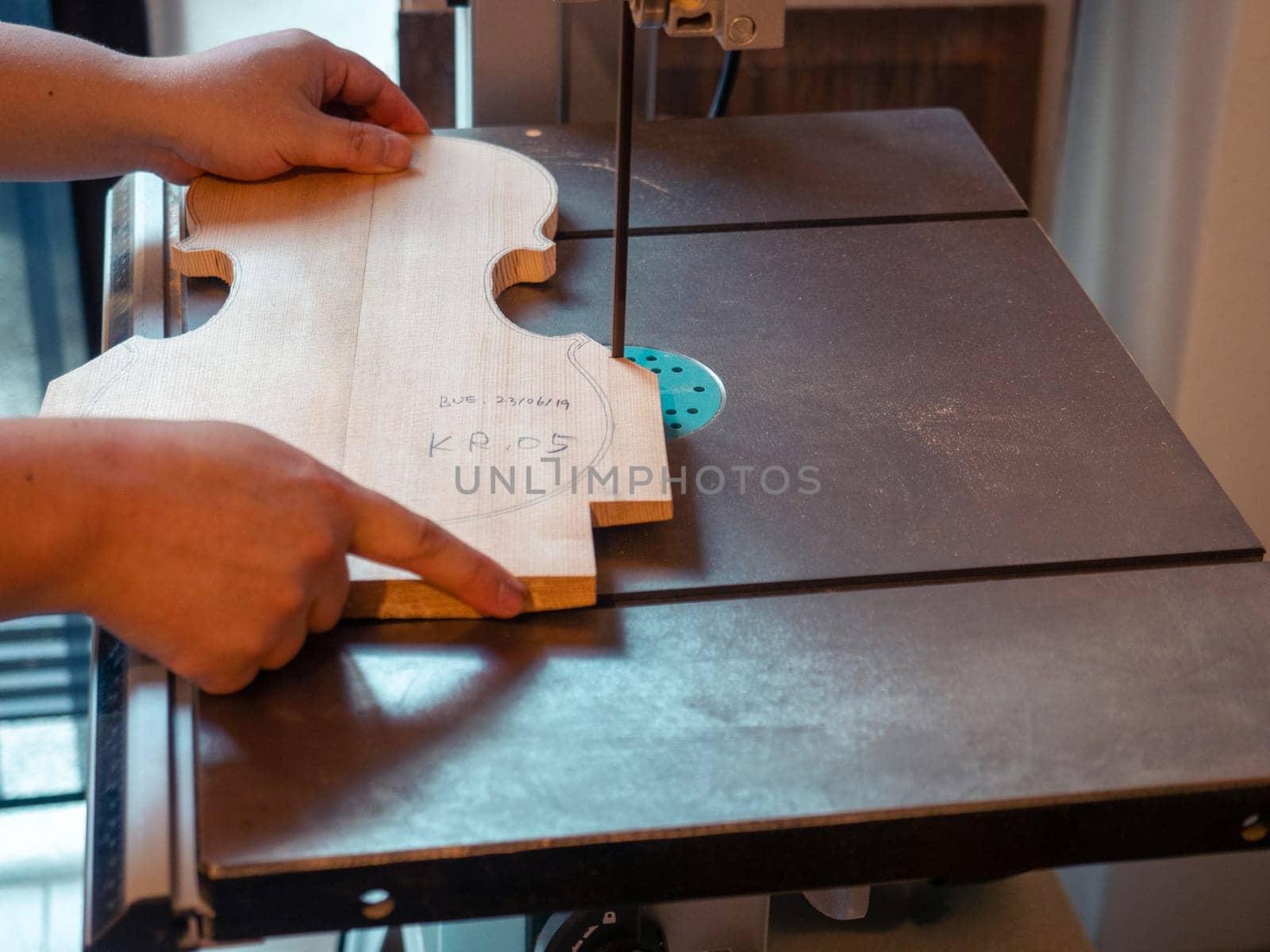 artisan sawing a classical italian violin top plate by verbano