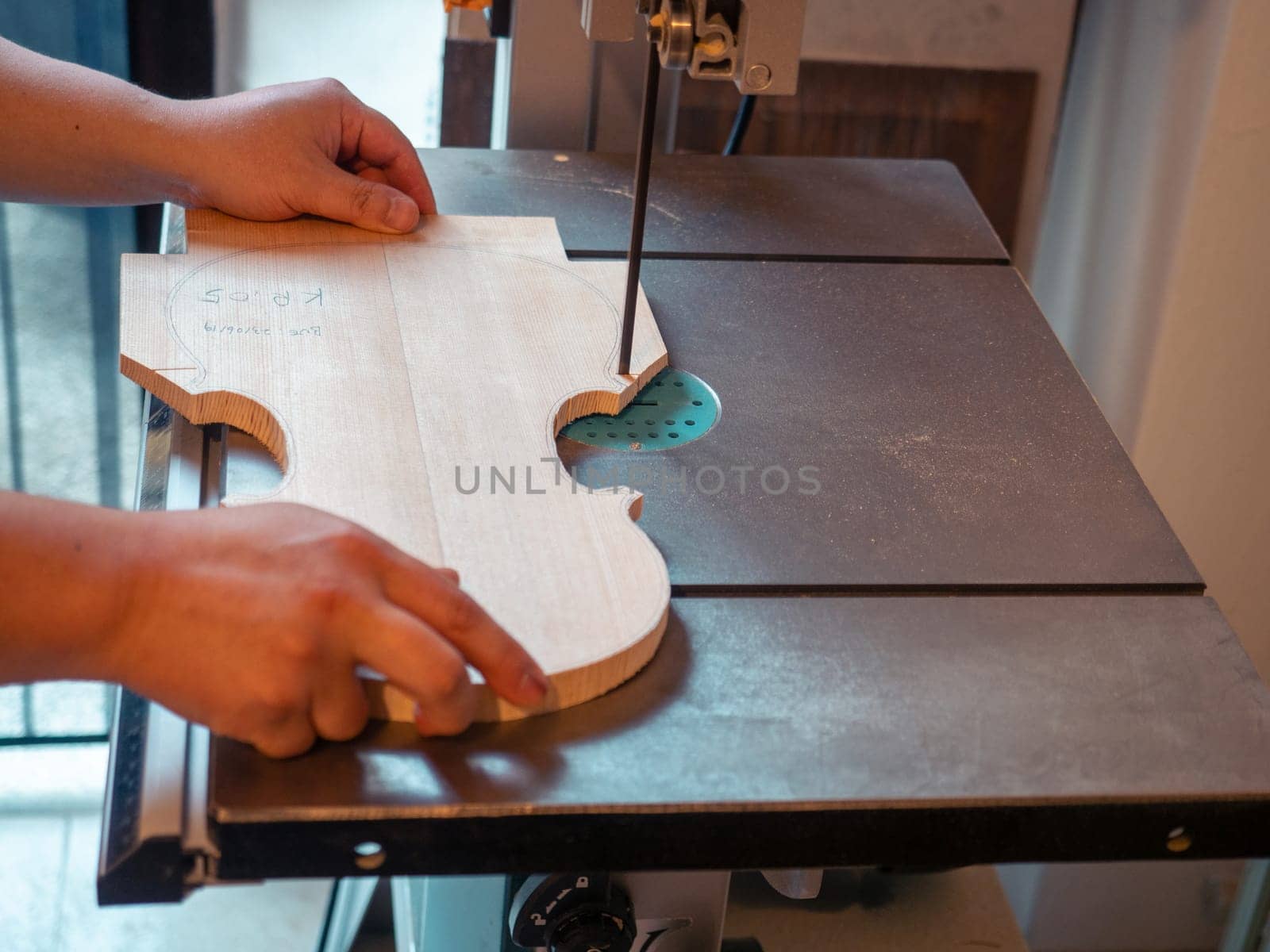 artisan sawing a classical italian violin top plate by verbano