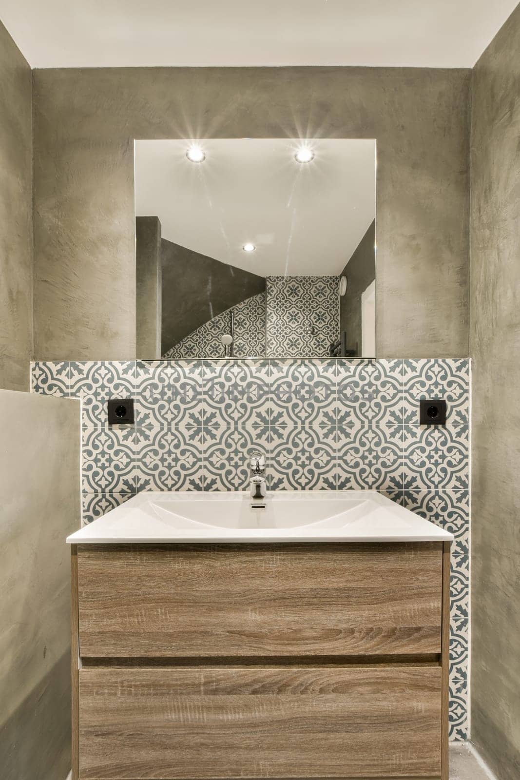 the ensuite bathroom has a sink and a mirror by casamedia
