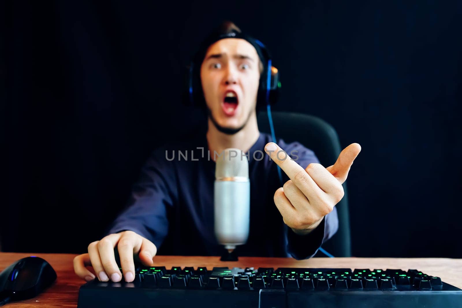 Streamer show gestures. Man lose game.