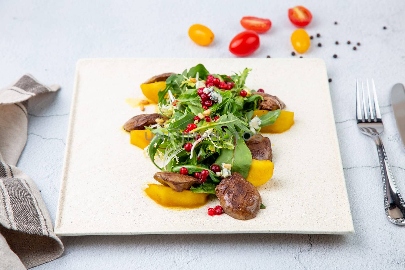 meat medallions with arugula, peach slices and red berries