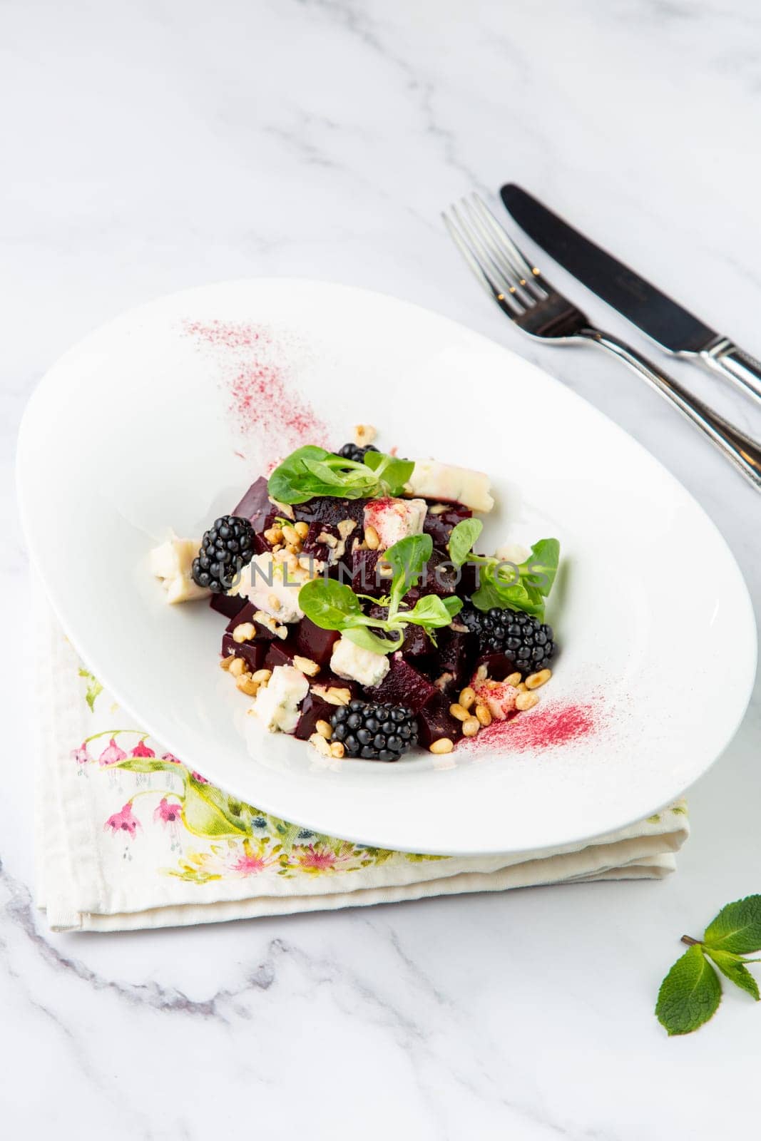 salad of blackberries, beets, seeds and cheese