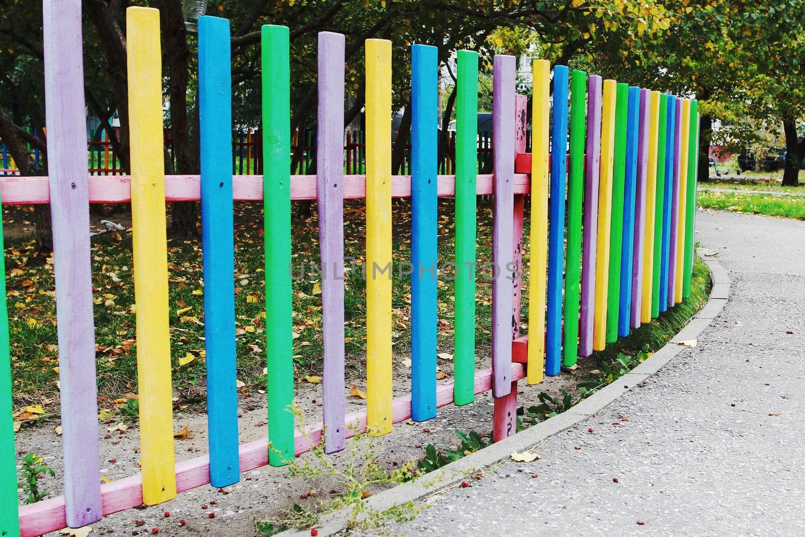 Photo a multicolored low wooden fence. barrier by electrovenik
