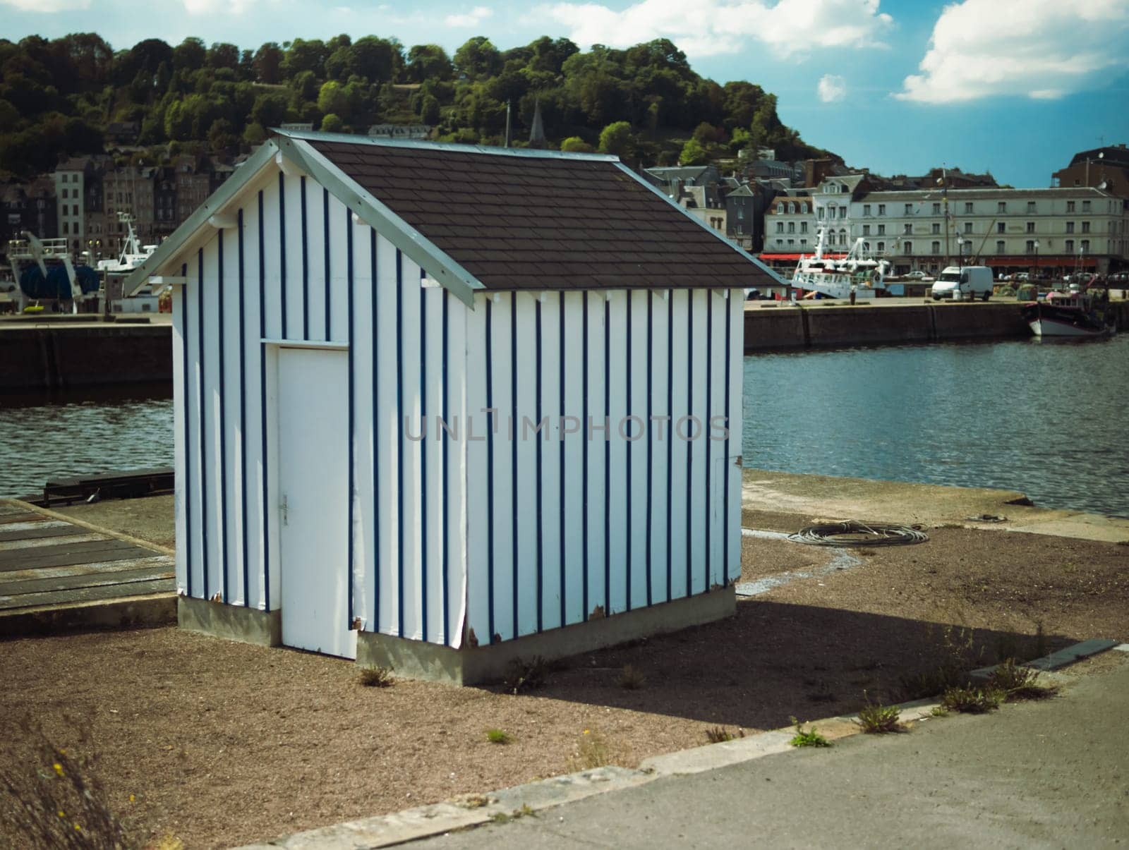 the house is small for security on the pier, near the sea.there is a place for an inscription in the port town by PopOff