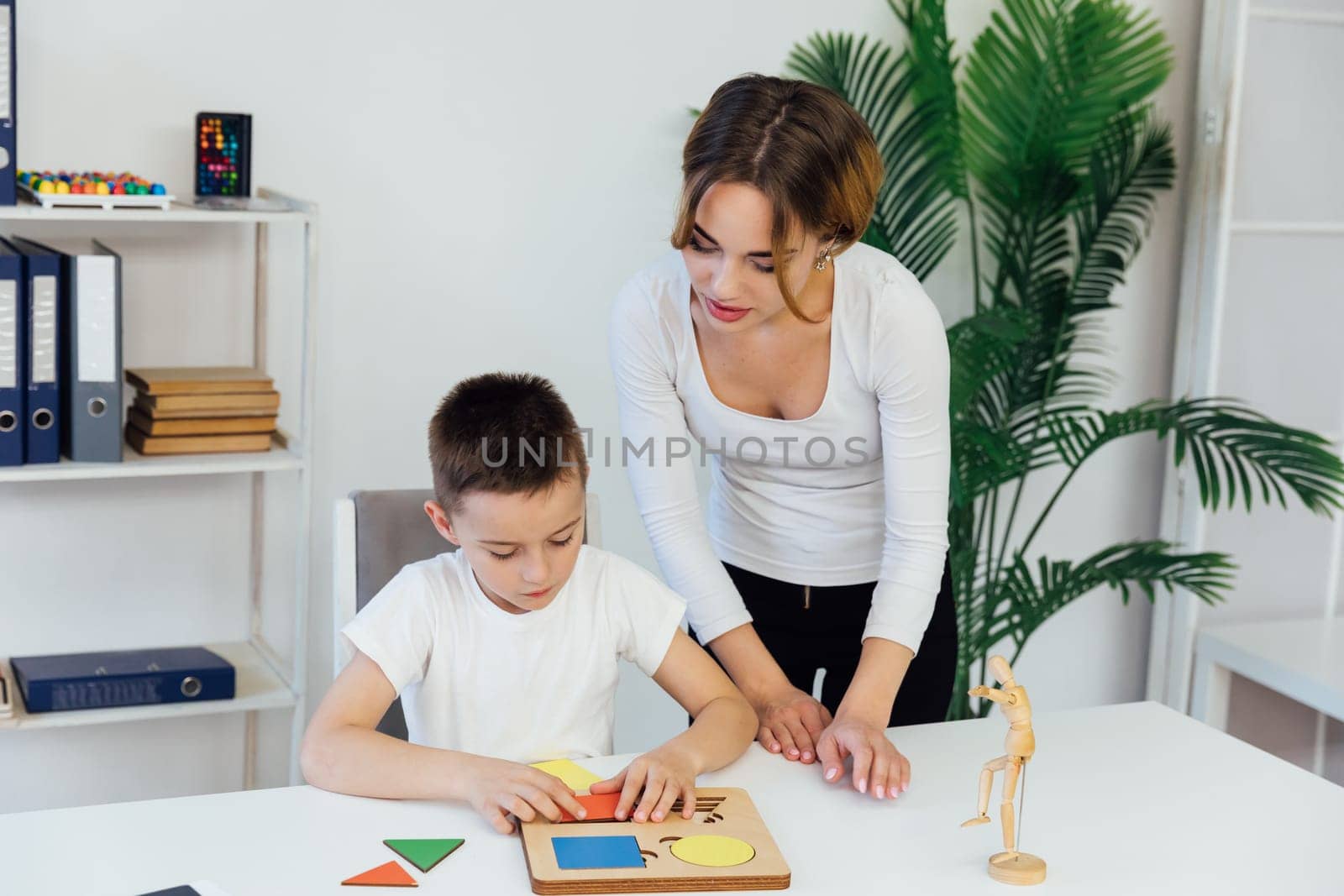 the work of child psychologist with a child in the office of educational games