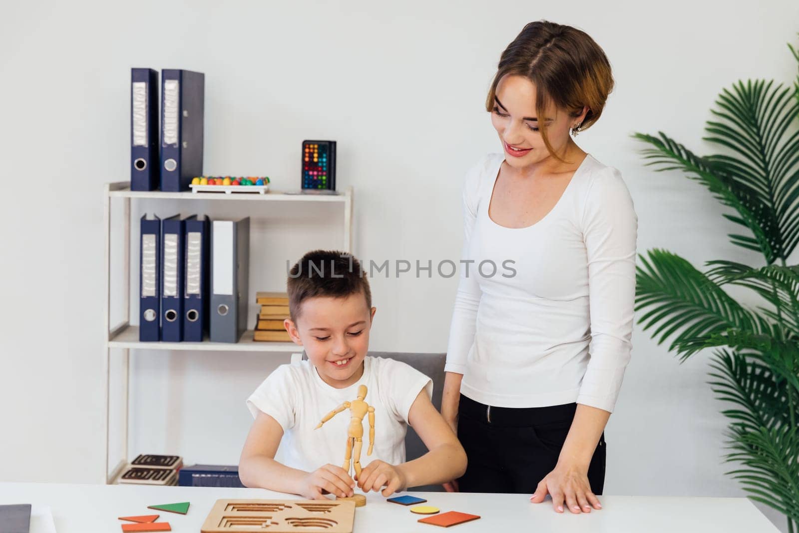 the work of child psychologist with a child in the office of educational games