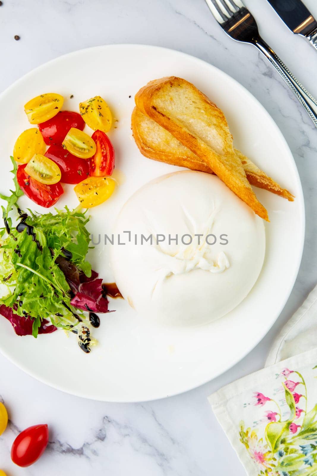 mozzarella with spinach, cherry tomatoes, wild berries and bread