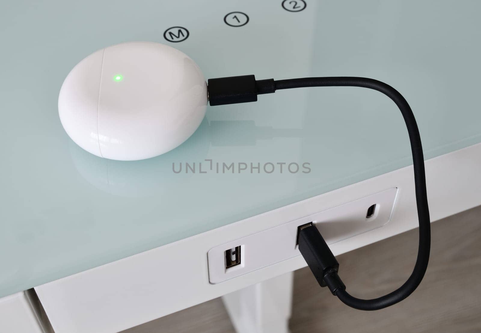 Box for wireless headphones is charged from the USB table by olgavolodina