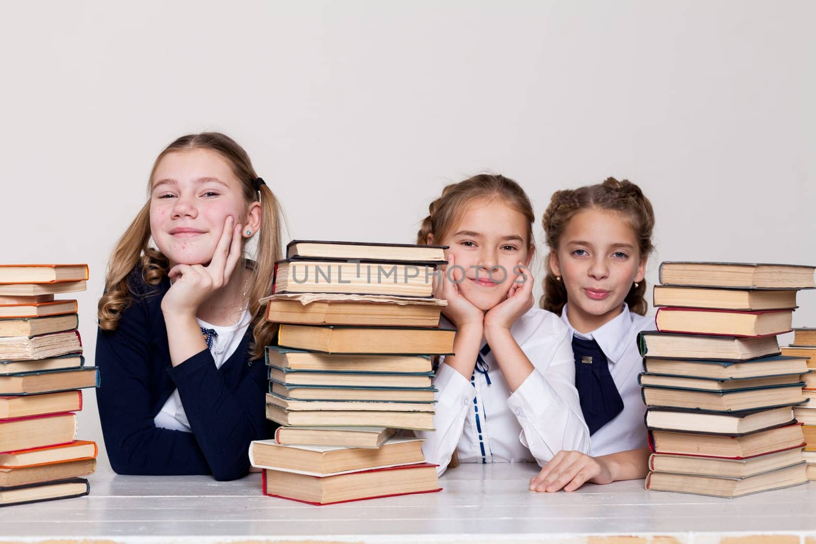 three schoolgirl at the desk study books