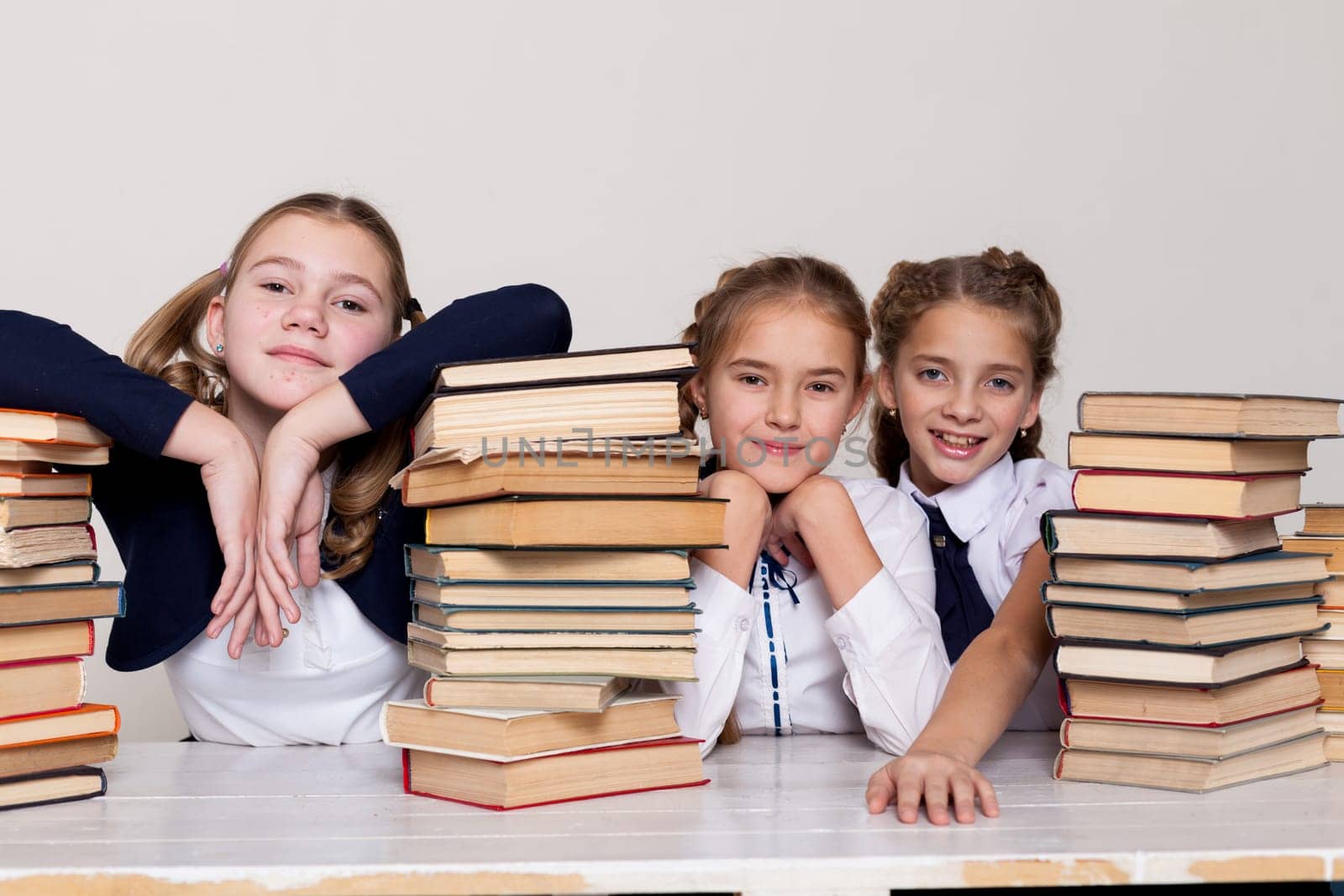 three schoolgirl at the desk study books