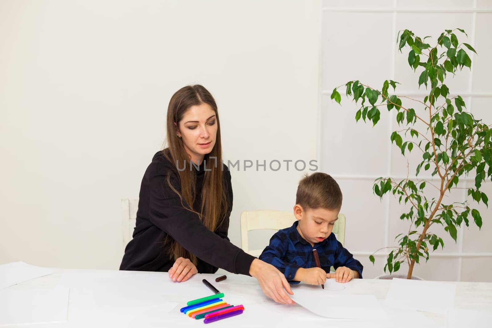 Mom with a little boy learn to draw flashmasters