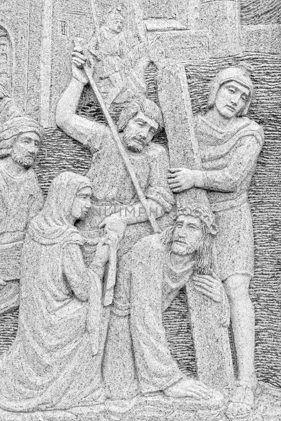 Bas-relief of Jesus restrained, captured and guided by the guard.