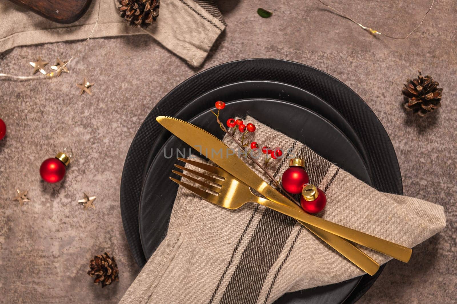 Christmas table with black plates by homydesign
