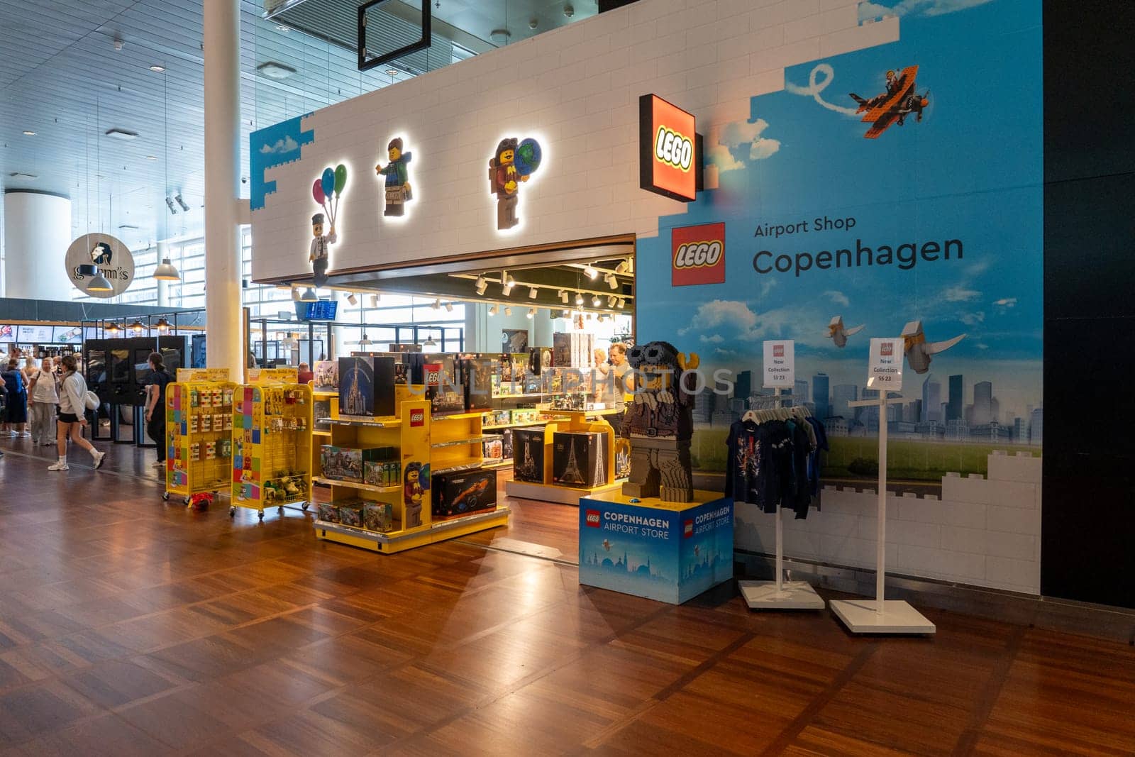 LEGO shop in Copenhagen International Airport by oliverfoerstner