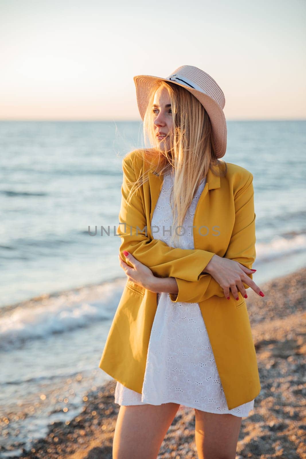 woman in a hat stands by the sea of the ocean