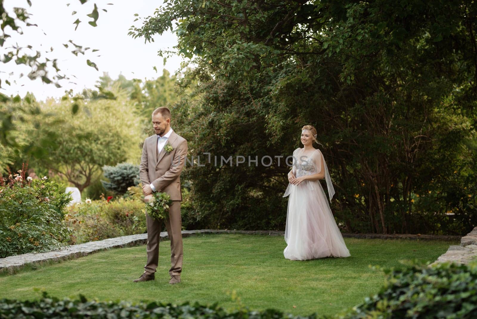 the first meeting of the bride and groom by Andreua