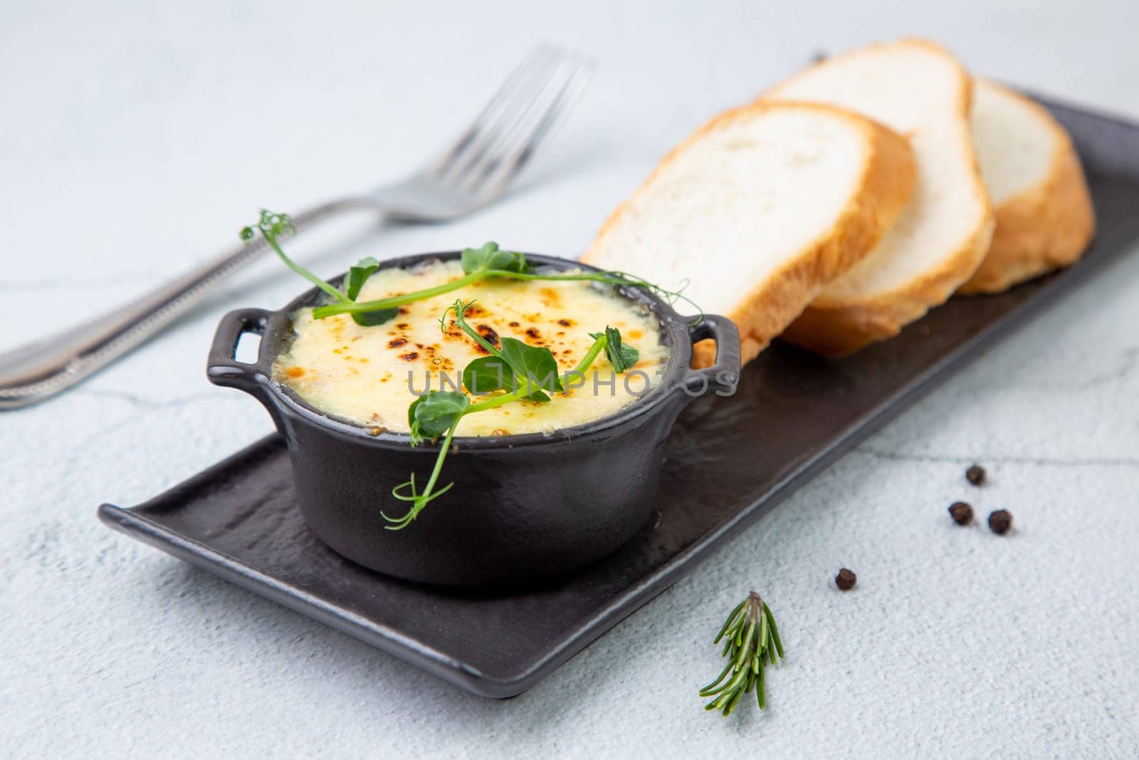 Julienne in a mug with pieces of bread