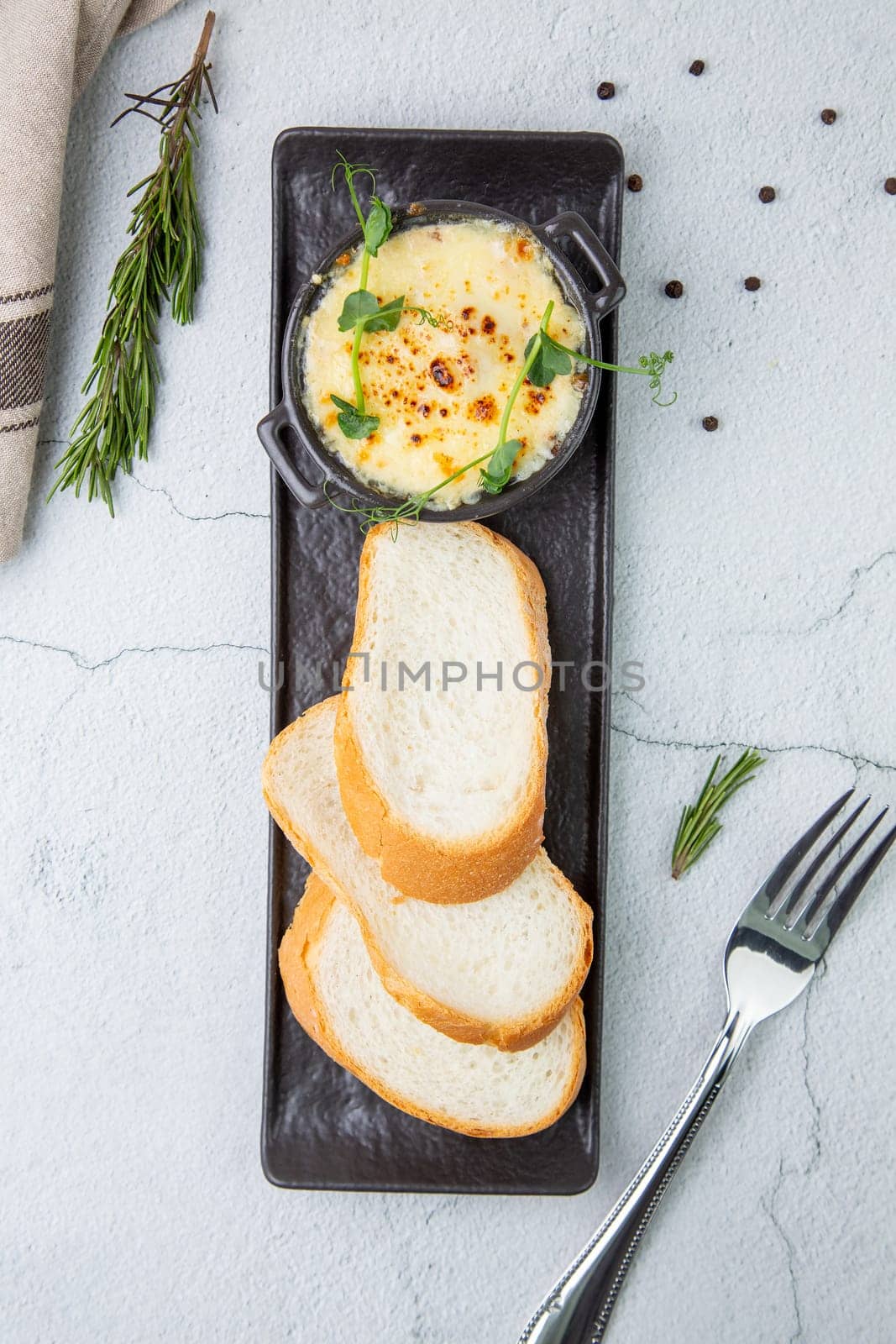 Julienne in a mug with pieces of bread