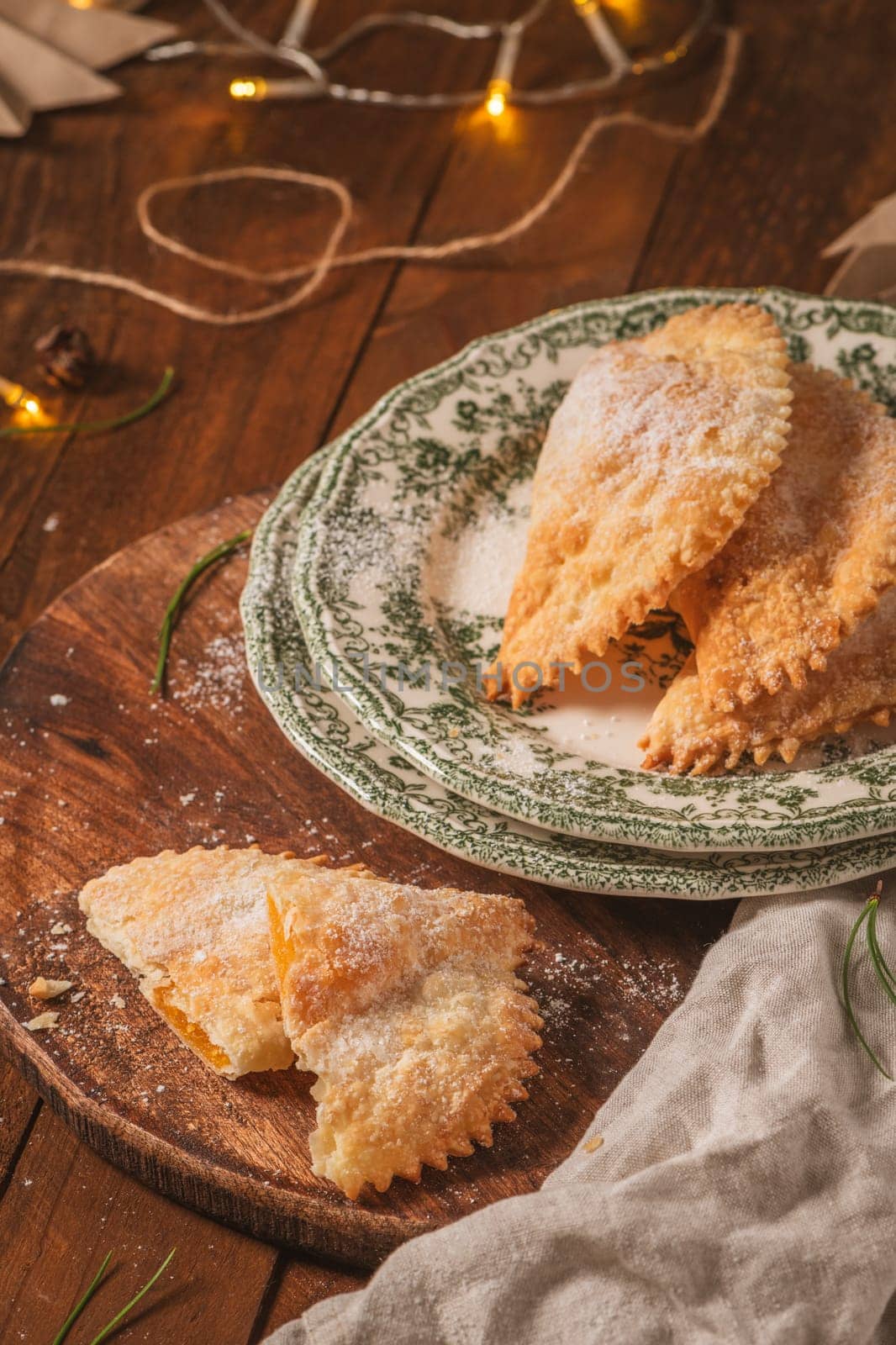 A crescent-shaped pastry whose filling is made of eggs and almonds wrapped in crispy dough, cut in an artisanal way and sprinkled with sugar.