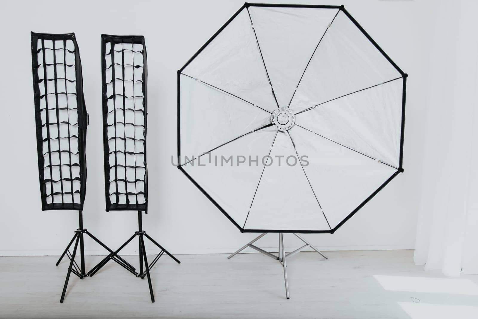 Flash on a white background in the Photo Studio SOFTBOX equipment