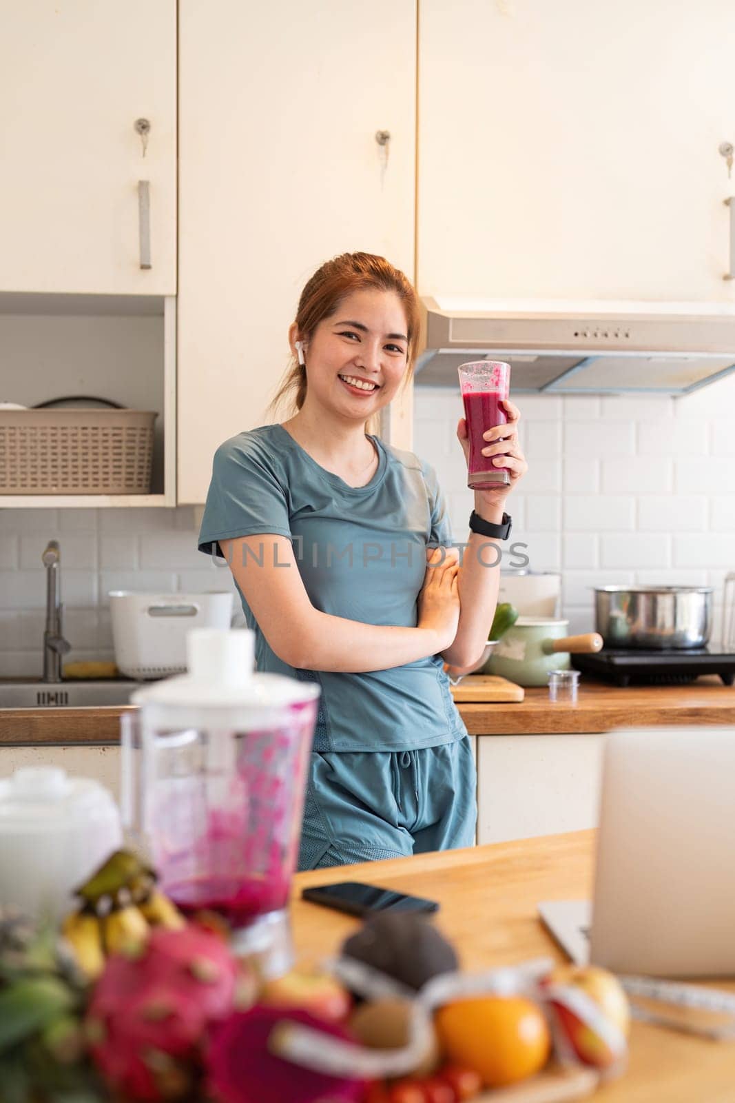 Portrait of beauty body slim healthy asian woman drinking glass of juice. young woman prepare cooking healthy drink in kitchen at home. Diet concept. healthy drink.