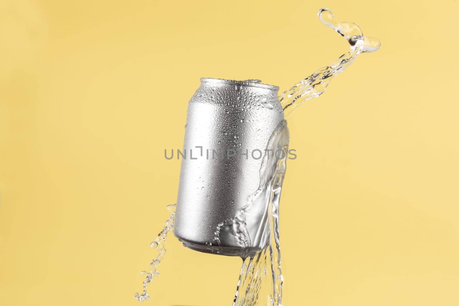 Aluminium beer or soda drinking can with water splash