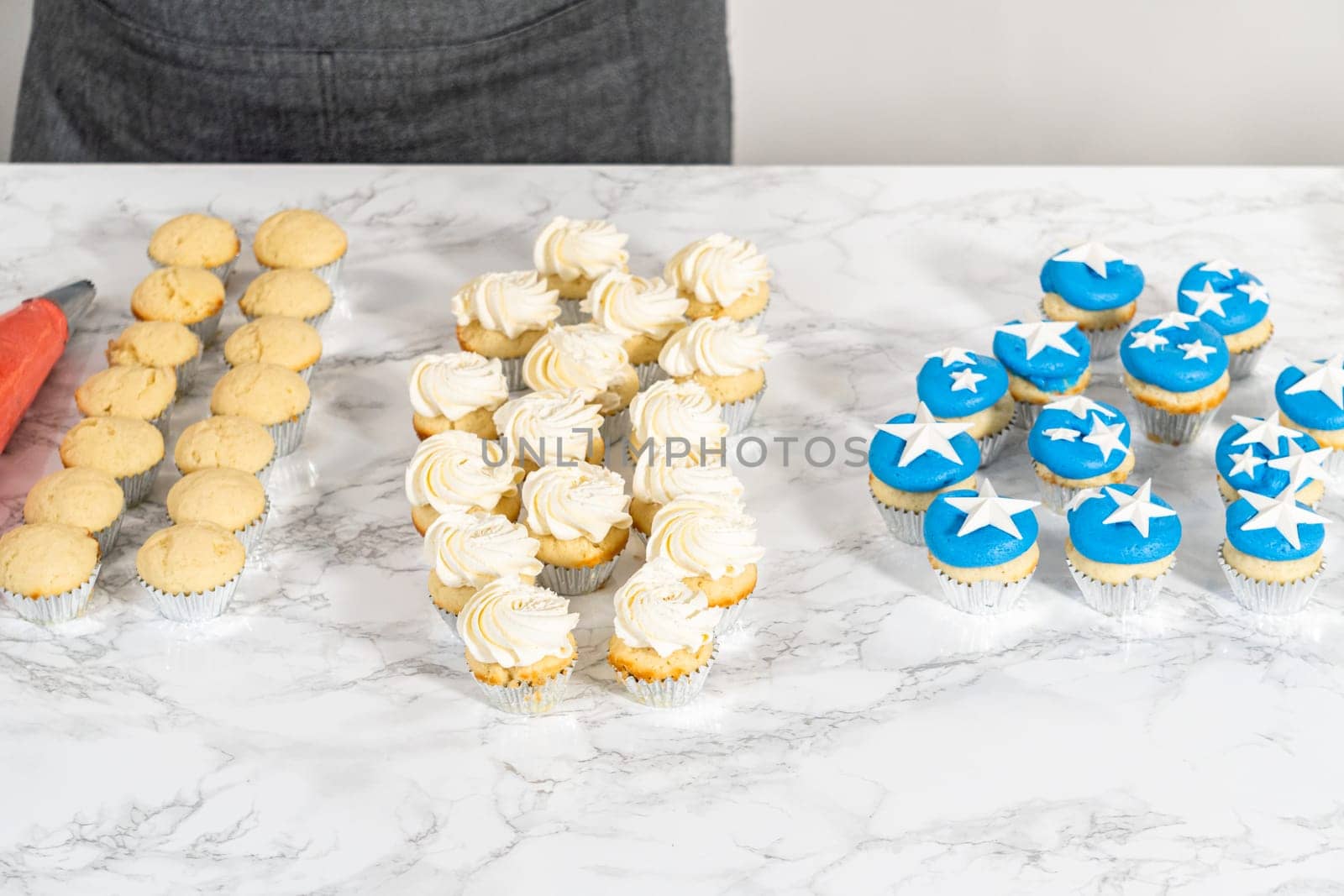 American Flag Mini Cupcakes by arinahabich