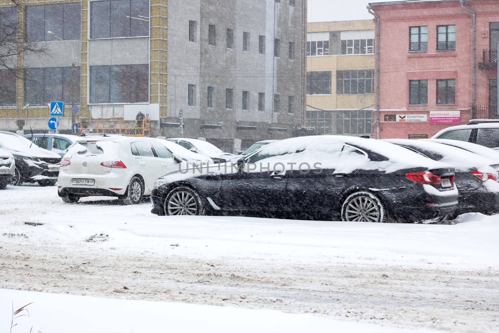 Belarus, Minsk - 29 november, 2023: Cars in the snow in the snowfall