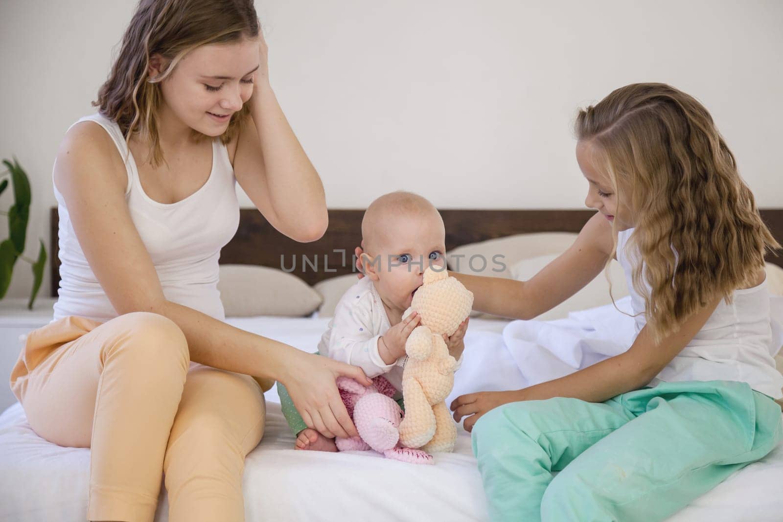 three sisters play children in the morning in the bedroom 3
