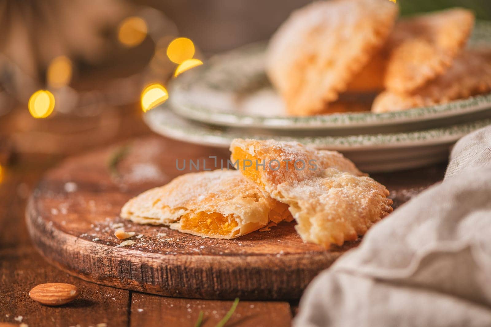 A crescent-shaped pastry whose filling is made of eggs and almonds wrapped in crispy dough, cut in an artisanal way and sprinkled with sugar.