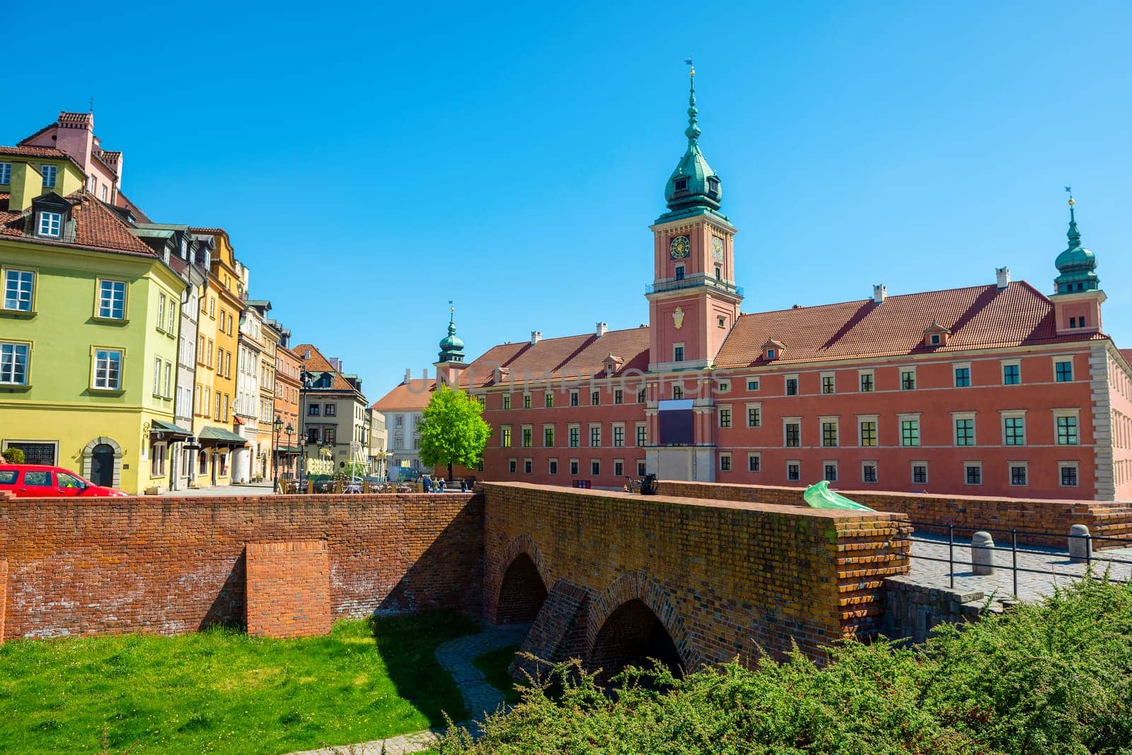 The Royal Castle of Warsaw is a castle residency that formerly served throughout the centuries as the official residence of the Polish monarchs.