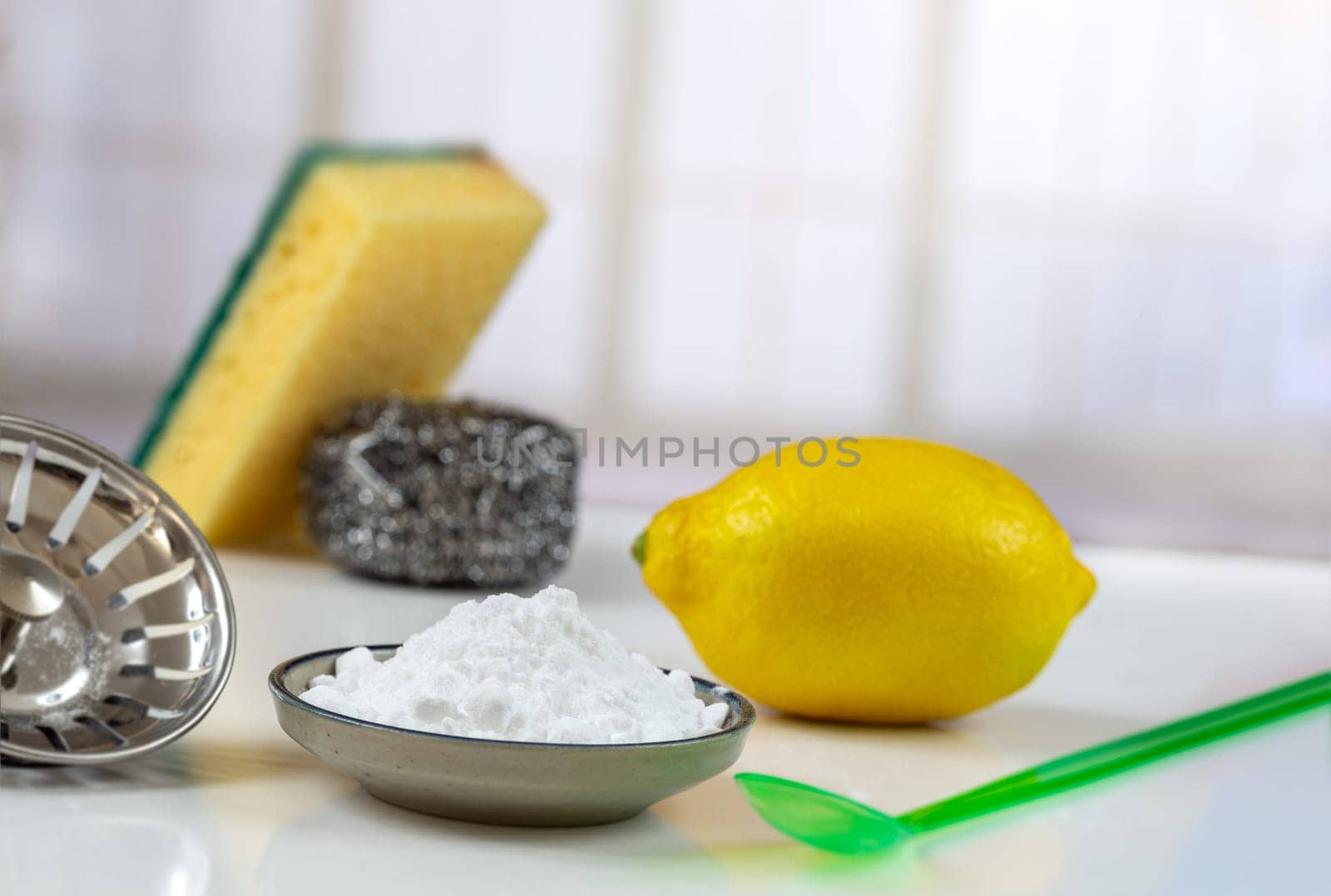 Baking soda, vinegar and cut lemons Materiel for non toic cleaning freindly household