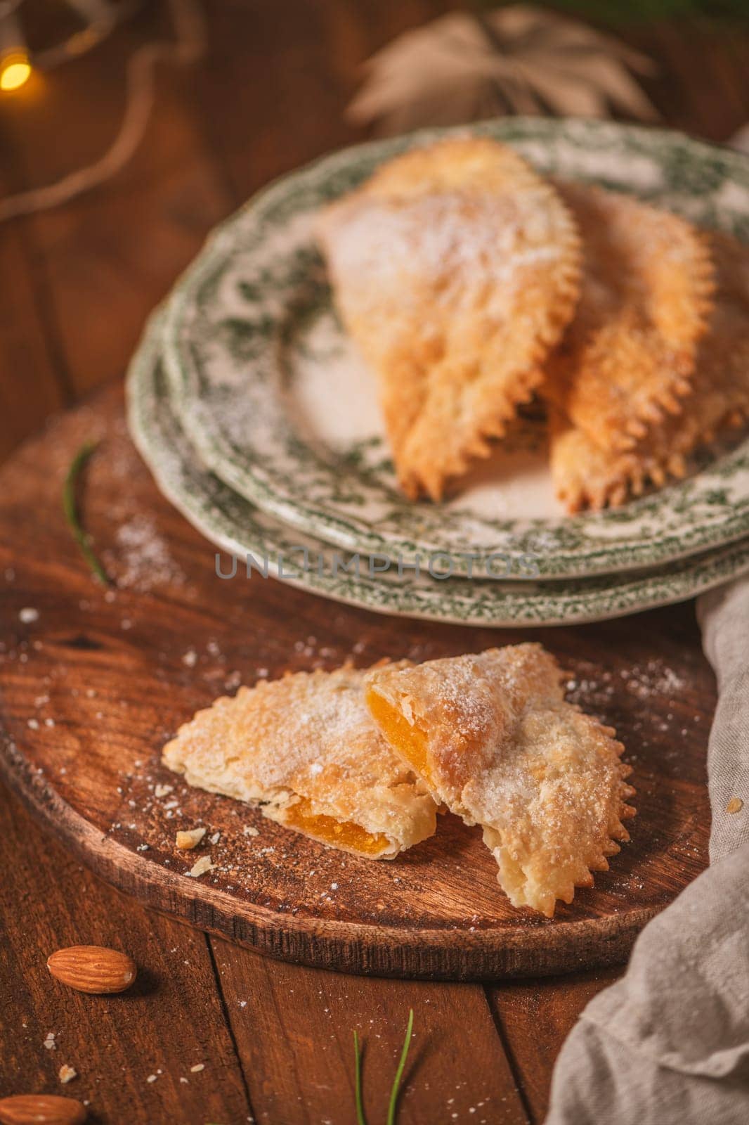 A crescent-shaped pastry whose filling is made of eggs and almonds wrapped in crispy dough, cut in an artisanal way and sprinkled with sugar.