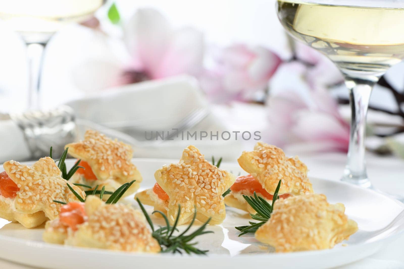 Puff pastry stars with salmon and cheese by Apolonia