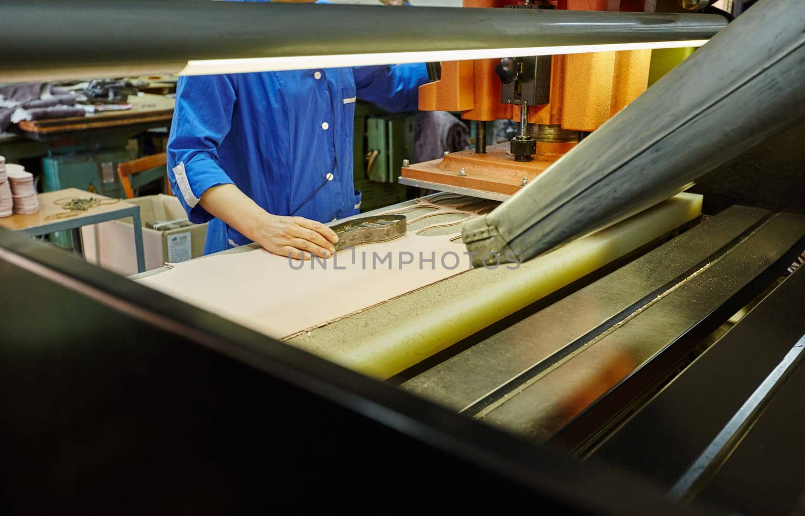 Image of manufacturing insoles for shoes using press and mold