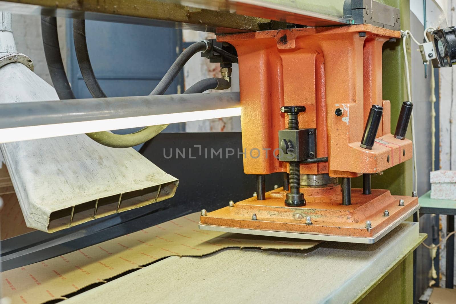 Image of semi-automatic press for producing insoles