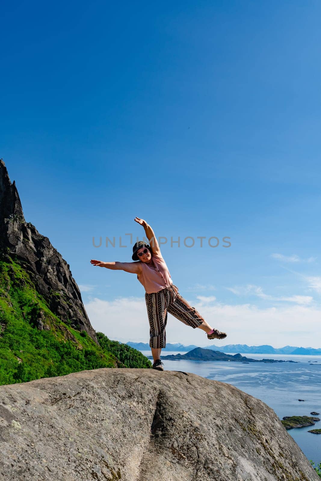 A group of adventurous hikers marvel at the breathtaking panoramic views of the scenic Norwegian mountains, showcasing the allure of nature and outdoor exploration.