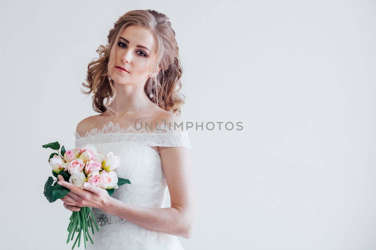 bride in wedding dress holding a bouquet of flowers in her hands