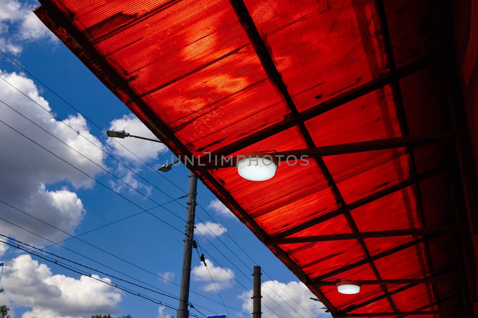 Photo a blue sky with clouds and a canopy made of corrugated board with lamps. The roof of the summer cafe.