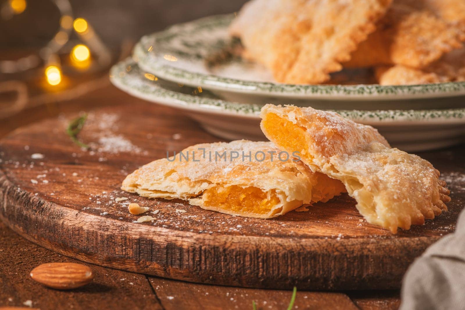 A crescent-shaped pastry whose filling is made of eggs and almonds wrapped in crispy dough, cut in an artisanal way and sprinkled with sugar.