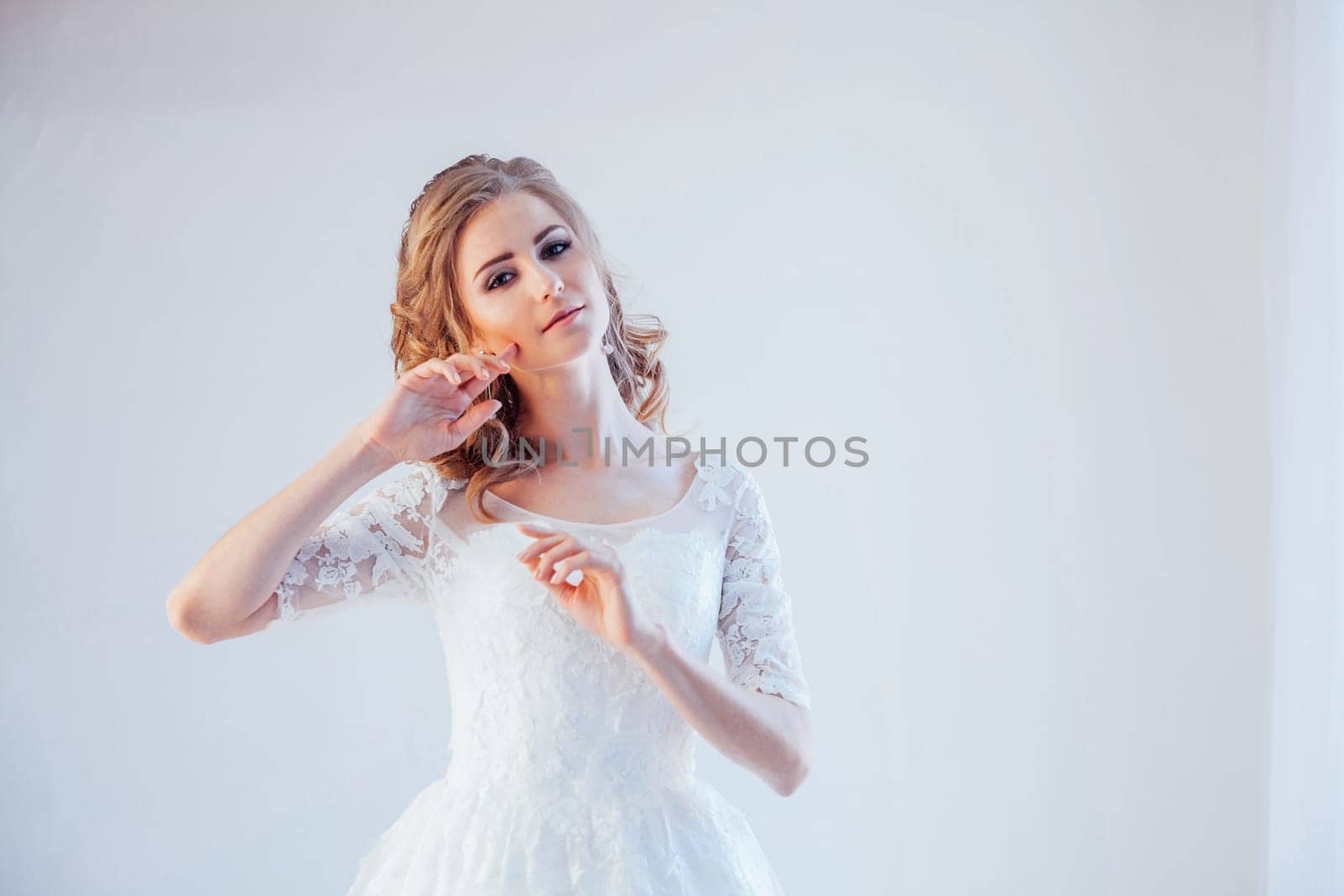 beautiful bride posing hairstyle and dress wedding by Simakov