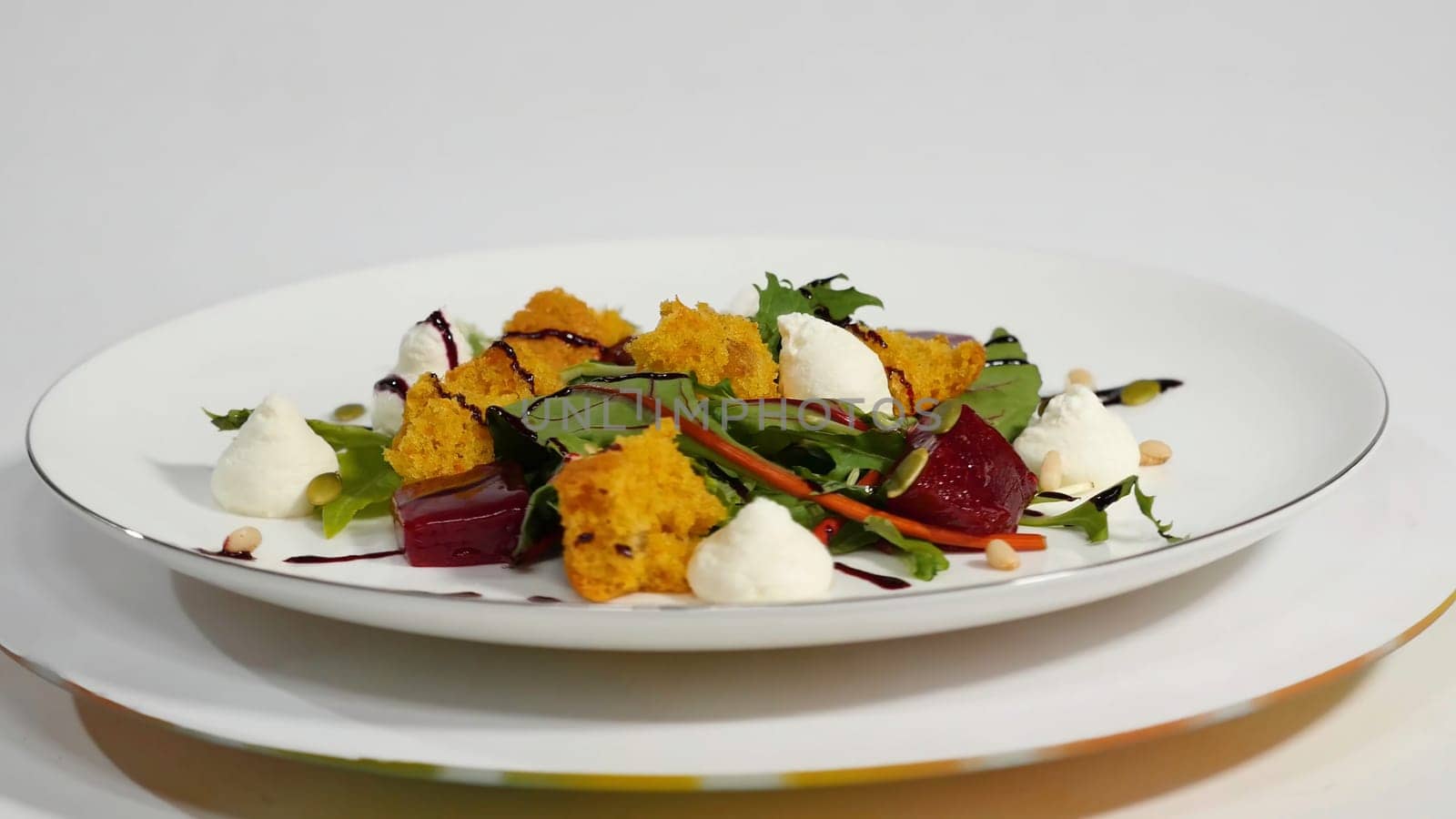 Salad with herring, beetroot, paprika, red onion, mustard and balsamic vinegar. Salad of lettuce, beetroot and salmon fillets with a delicate cream sauce. Salad with greens, fish and beetroot 4K
