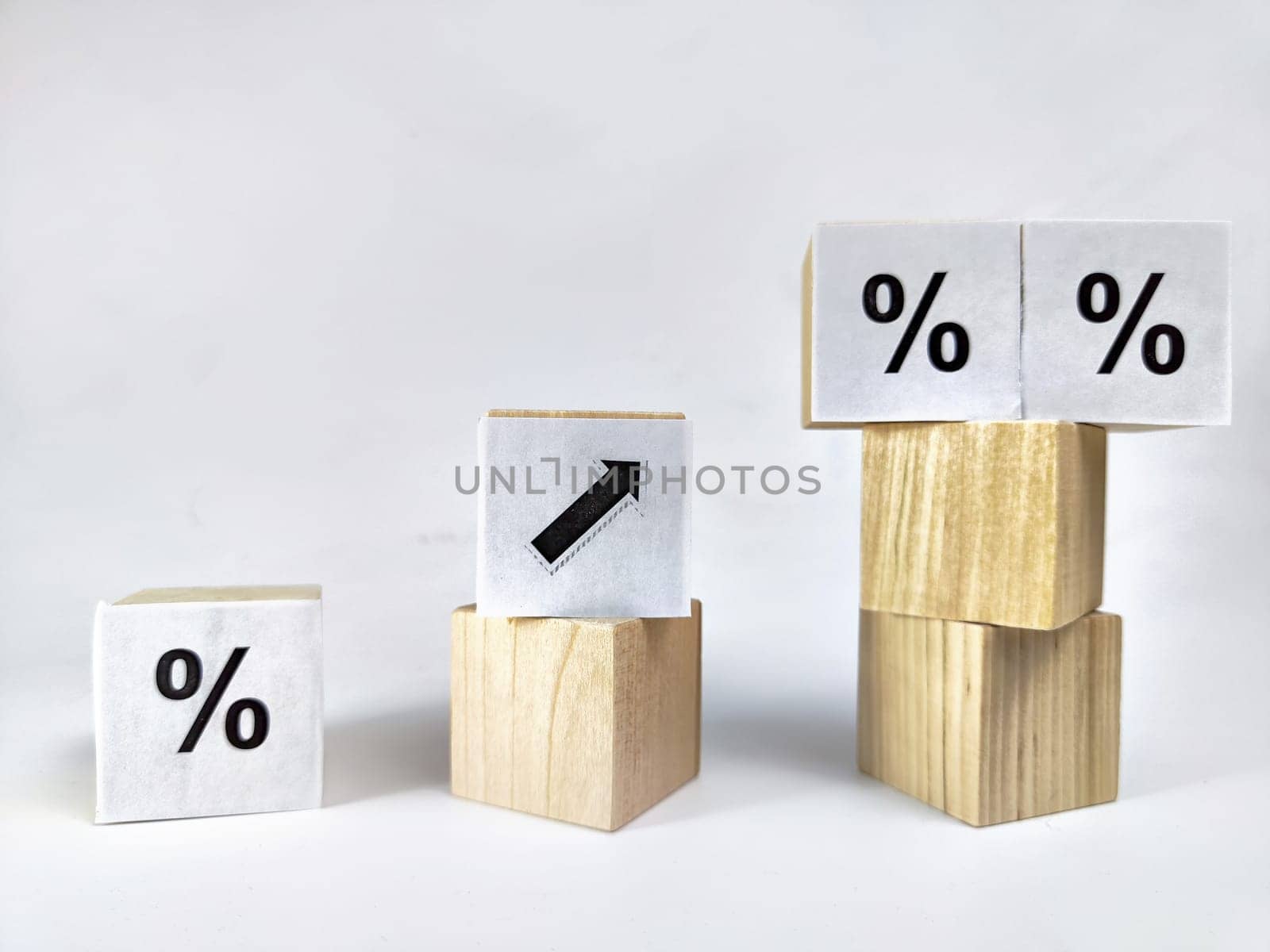 Wooden cubes with arrows and percentages on a black background. Stages of action and goal achievement. Planning. Business actions. Receiving income and profit by keleny